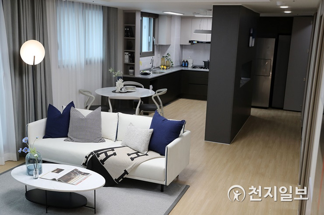 양승조 충남도지사는 이날 청년, 신혼부부 등 30여명과 아산 첫 사업 현장을 방문, 견본주택을 점검한 뒤 인근에서 소통·공감 토크를 가졌다. (제공: 충남도) ⓒ천지일보 2021.8.30