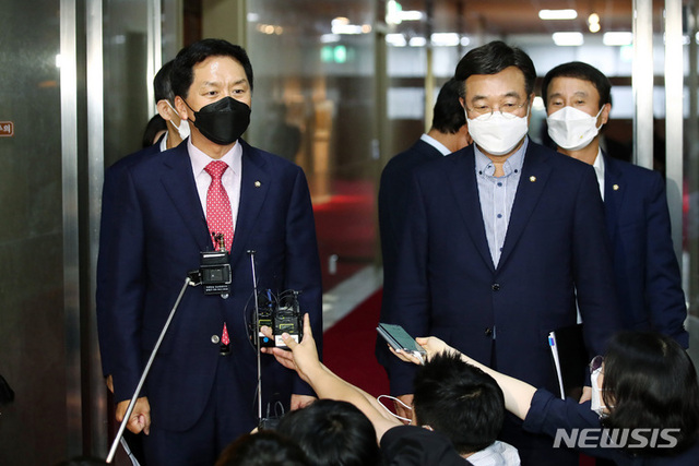 [서울=뉴시스] 윤호중 더불어민주당 원내대표, 김기현 국민의힘 원내대표가 30일 서울 여의도 국회의장실에서 회동을 마친 뒤 나오며 취재진 질문에 답변하고 있다. 두 원내대표는 '언론중재법' 본회의 상정과 관련해 협의점을 찾지 못해 21시에 다시 회동하겠다는 입장을 밝혔다. (공동취재사진) 2021.08.30.