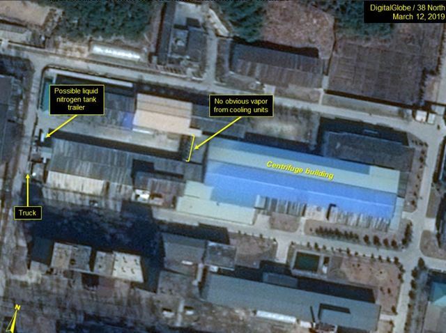 상업위성 디지털글로브가 3월 12일에 포착한 영변 핵시설 일대의 모습. 왼쪽 윗부분에 있는 우라늄 농축 공장 옆에 액화질소 운반용으로 추정되는 트레일러가 보인다. (출처: 38노스 홈페이지 캡처)