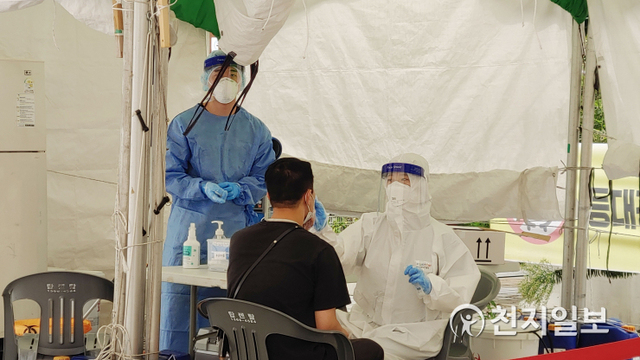 [천지일보 부산=윤선영 기자] 30일 부산 시청 앞 등대광장 임시선별검사소에서 한 시민이 신종 코로나바이러스 감염증(코로나19) 검사를 받고 있다. ⓒ천지일보 2021.8.30