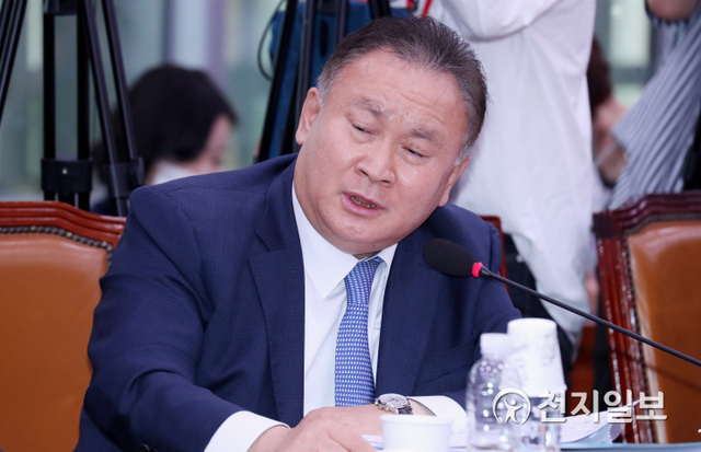 [천지일보=박준성 기자] 더불어민주당 이상민 의원이 23일 서울 여의도 국회에서 열린 외교통일위원회 인사청문회에서 이인영 통일부장관 후보자에게 질의를 하고 있다. ⓒ천지일보 2020.7.23