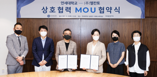 (왼쪽부터)엘칸토 차세인 사업개발팀장, 엘칸토 조성원 상품본부장, 엘칸토 정낙균 대표, 연세대학교 이주현 생활과학대학장, 연세대학교 김소연 생활디자인학과장, 연세대학교 이지현 생활디자인학과 교수와 MOU를 체결하고 기념 사진을 찍고 있다. (제공: 엘칸토) ⓒ천지일보 2021.8.31