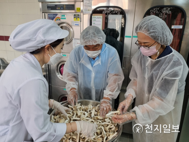 광주서부교육지원청 박주정 교육장이 담당부서인 평생교육복지과 김선정 과장과 함께 31일 오전 학교급식 특별점검을 진행하고 있다. (제공: 광주시교육청) ⓒ천지일보 2021.8.31