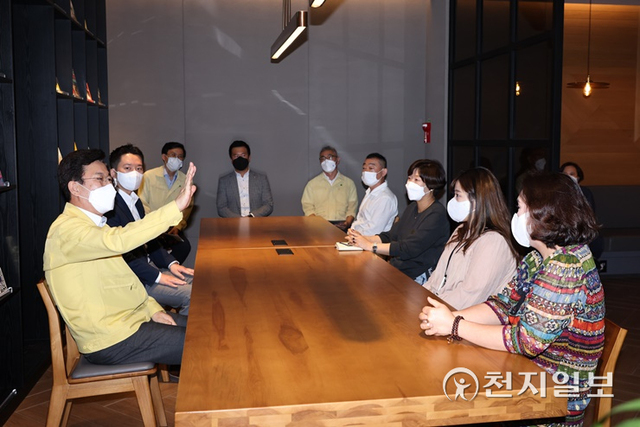 허태정 대전시장이 31일 롯데백화점 대전점을 방문해 방역수칙 이행상황을 점검하고 입점상인들의 애로사항을 청취하고 있다. (제공: 대전시) ⓒ천지일보 2021.8.31