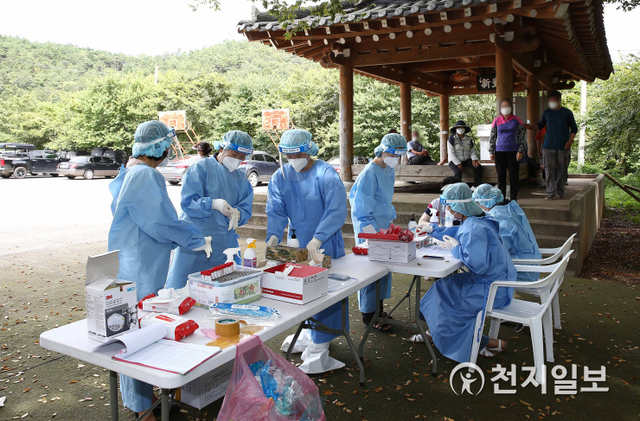 화순군이 30일 코로나19 선제 전수 검사를 위해 도곡면에서 ‘마을 방문 선별진료소’를 설치·운영하고 있다. (제공: 화순군청) ⓒ천지일보 2021.8.31