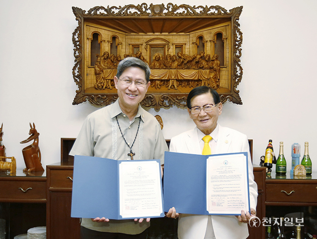 2014년 8월 13일 필리핀 마닐라 대성당에서 이 대표와 루이스 안토니오 타글레 추기경(왼쪽)이 평화대담을 나눈 후 평화협약을 맺고 기념 사진을 촬영하고 있다. (제공: HWPL) ⓒ천지일보 2021.8.31
