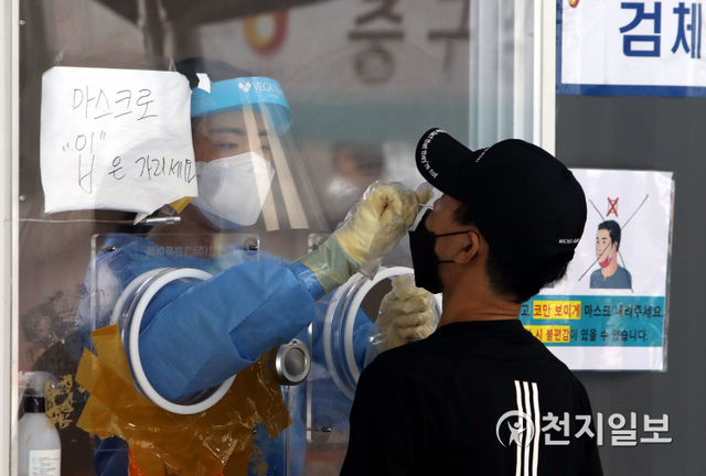 [천지일보=남승우 기자] 신종 코로나바이러스 감염증(코로나19) 신규 확진자가 1487명으로 집계된 30일 서울역 광장 임시 선별검사소에서 의료진이 검체 채취를 하고 있다. ⓒ천지일보 2021.8.30