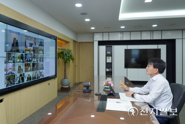 손병환 농협금융 회장이 ESG 전문가 초빙 강연 및 토론을 하는 모습 (제공: 농협금융지주) ⓒ천지일보 2021.9.1