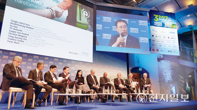 2018년 11월 26일 프랑스 파리에서 열린 유엔환경계획(UNEP FI) 글로벌 라운드테이블에 참석한 조용병 회장이 사회자의 질문에 답변하고 있다. (제공: 신한금융지주) ⓒ천지일보 2021.9.1