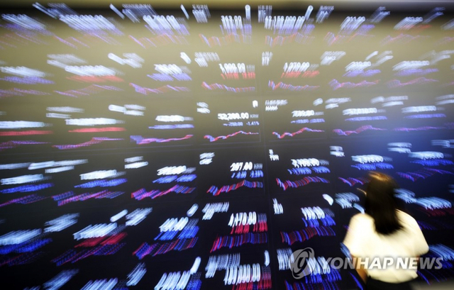 서울 강남구 업비트 라운지 전광판에 비트코인 등의 시세가 표시되고 있다. (츨처: 연합뉴스)