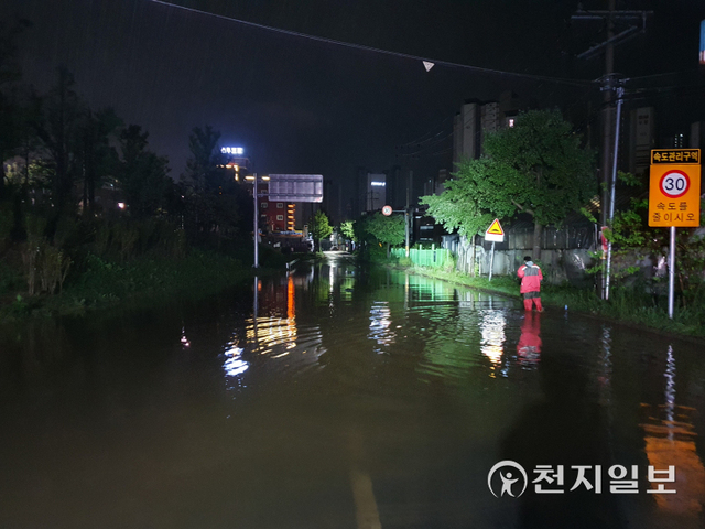 아산소방서가 1일 오전 2시 호우경보가 발효된 아산시 관내 침수 피해지역을 살피고 있다. (제공: 아산소방서) ⓒ천지일보 2021.9.1