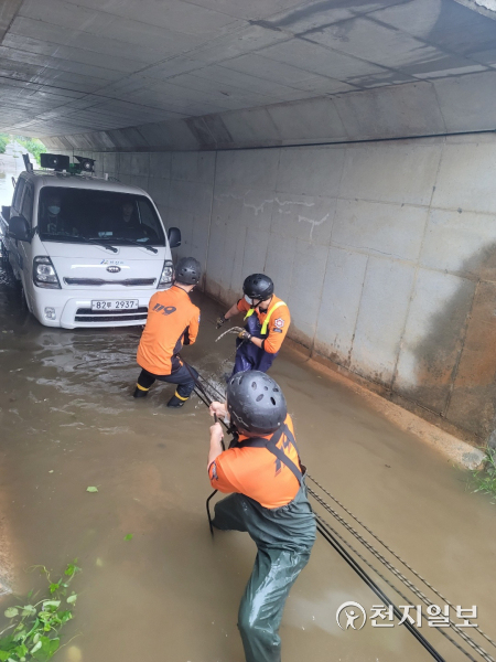 아산소방서가 1일 오전 염치읍 곡교리 인근 지하도에서 폭우로 침수된 차량을 견인하고 있다. (제공: 아산소방서) ⓒ천지일보 2021.9.1