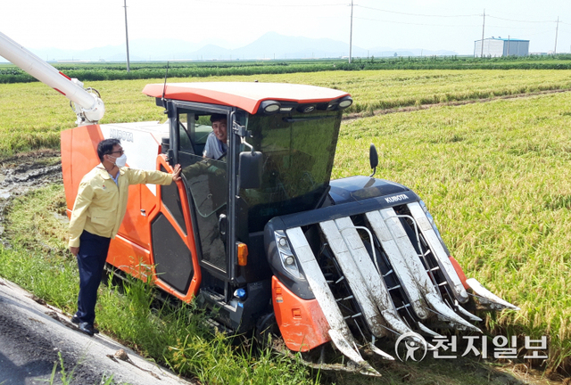 전북 부안군 계화면 창북리에 서이성(75) 농가에 위영복 계화면장이 방문해 올해 첫 벼 수확을 축하하며 애로사항을 청취하고 있다. (제공: 부안군) ⓒ천지일보 2021.9.1