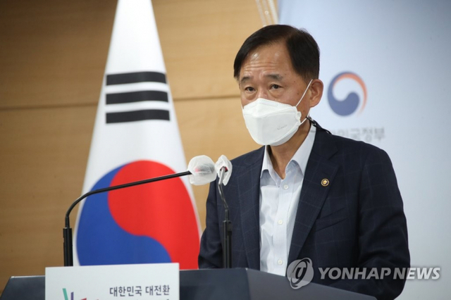 박화진 고용노동부 차관이 1일 정부서울청사 브리핑실에서 고용보험위원회에서 의결한 '고용보험기금 재정 건전화 방안'을 브리핑하고 있다. (출처: 연합뉴스)