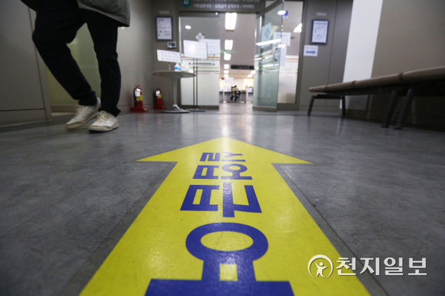 서울 마포구 서울서부고용복지플러스센터에서 한 시민이 실업급여를 신청한 뒤 나오고 있는 모습. ⓒ천지일보DB