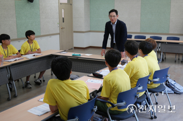 지난 2015년 8월 광주 전남대학교에서 열린 드림클래스 여름 캠프를 방문한 이재용 삼성전자 부회장이 캠프에 참여한 중학생들을 격려하고 있다. (제공: 삼성전자) ⓒ천지일보 2021.9.1