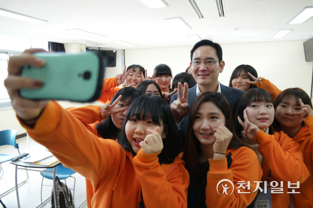 지난 2016년 1월 대전 충남대학교에서 열린 드림클래스 겨울 캠프를 방문한 이재용 삼성전자 부회장이 캠프에 참여한 중학생들과 기념 촬영을 하고 있다. (제공: 삼성전자) ⓒ천지일보 2021.9.1