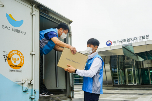 1일 충북 진천 국가공무원개발원에서 SPC그룹 임직원들이 아프간 특별공로자들을 위한 구호물품을 전달하고 있다. (제공: SPC그룹) ⓒ천지일보 2021.9.1