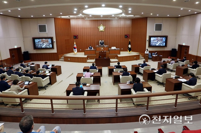 의정부시의회가 지난달 30일 임시회에서 2차 추가경정예산을 위한 회의를 하고 있다. (제공: 의정부시) ⓒ천지일보 2021.9.1