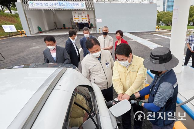 오세현 아산시장이 1일 하이넷 아산 인주 수소충전소 현장점검을 하고 있다. (제공: 아산시) ⓒ천지일보 2021.9.2
