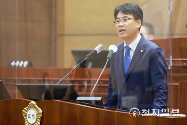 정병인 천안시의원이 8월 30일 제244회 임시회 제1차 본회의에서 ‘노후화된 도심 주거환경 개선 위한 공공재개발 공공재건축’을 주제로 5분 발언을 하고 있다. (제공: 천안시의회) ⓒ천지일보 2021.9.2
