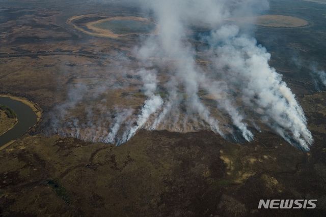 지난달 31일(현지시간) 아르헨티나 산 니콜라스 인근 파라나강 삼각주에서 화재가 발생해 연기가 나고 있다. 파라나강은 지구 온난화, 삼림 벌채 등으로 브라질에서 가뭄이 장기화하면서 77년 만에 가장 낮은 수위를 기록했다. (출처: 뉴시스)