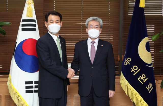 고승범 금융위원장이 2일 정부서울청사 집무실에서 정은보 금감원장을 만나 악수하고 있다. (출처: 연합뉴스)