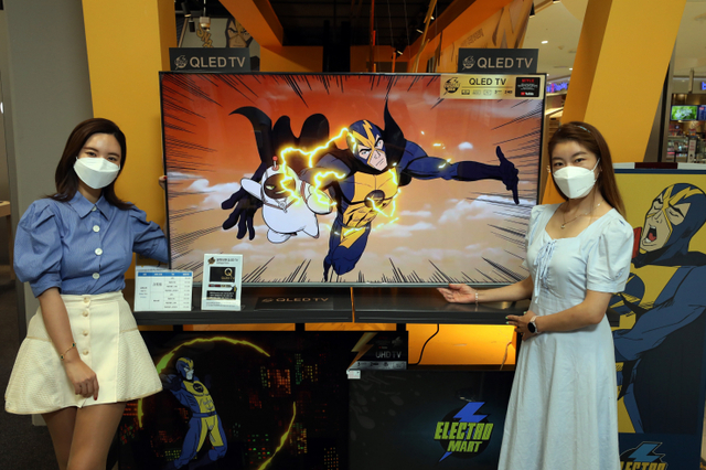 모델들이 2일 오전 이마트 영등포점 일렉트로마트에서 ‘일렉트로맨 프리미엄 4K UHD QLED 스마트 TV’를 소개하고 있다. (제공: 이마트)