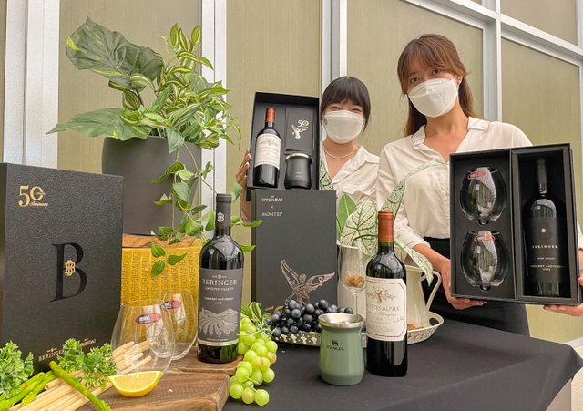 직원들이 2일 오전 서울 양천구 현대백화점 목동점 7층 글라스하우스에서 스페셜 와인 패키지를 소개하고 있다. (제공: 현대백화점)