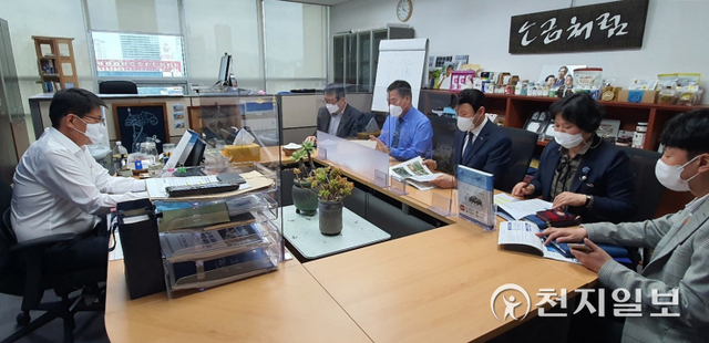 김산 무안군수(오른쪽 위에서 두번째)가 지난 4월 국회를 방문해 서삼석 더불어민주당 국회의원(왼쪽)에게 국비지원의 필요성을 설명하고 있는 모습. (제공: 무안군) ⓒ천지일보 2021.9.2