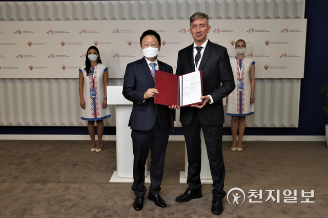 신수정 KT Enterprise부문장(왼쪽 두 번째)과 이고르 노소프 러시아 극동개발공사 CEO(왼쪽 세 번째)가 MOU를 체결한 후 기념 촬영을 하고 있다. (제공: KT) ⓒ천지일보 2021.9.2