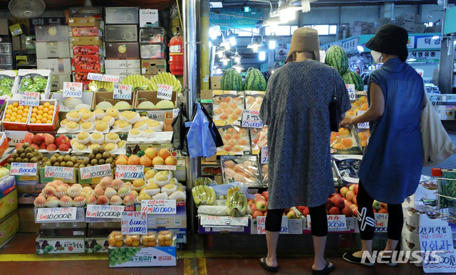 [서울=뉴시스] 배훈식 기자 = 2일 통계청이 발표한 8월 소비자물가 상승률이 2.6%를 기록하며 5개월 연속 2%대를 기록했다. 5개월 연속 2%대는 2017년 1~5월 이후 4년여 만에 처음이다. 이날 서울 마포구 마포농수산물시장에서 시민들이 장을 보고 있다.
