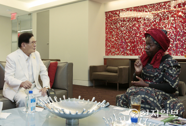 2014년 8월 31일 이 대표가 UN 친선대사인 ‘퀸 마더’ 들로리스 블레이클리 할렘 공동체 대표(오른쪽)와 만나 대화하고 있다. ⓒ천지일보 2021.9.2 (제공: HWPL)