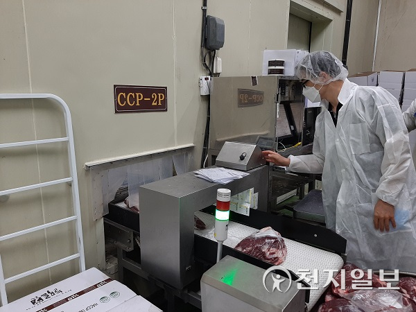 위생점검 요원이 홍천축협 축산물가공장에서 이물탐지를 위한 x-ray검사기를 점검하고 있다. (제공: 농협경제지주) ⓒ천지일보 2021.9.2