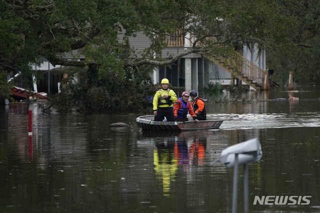침수 거리 수색하는 동물 구조대[라피트=AP/뉴시스] 1일(현지시간) 미 루이지애나주 라피트 거리에서 동물 구조대가 보트를 타고 허리케인 아이다의 여파로 침수된 거리를 수색하고 있다. 4등급 허리케인 아이다가 지난달 29일 루이지애나주에 상륙해 지금까지 4명이 숨지고 90만 가구 이상이 정전됐으며 야간 외출이 금지됐다.