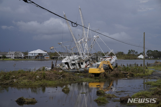1일(현지시간) 미 루이지애나주 라피트에서 굴착기 한 대가 허리케인 아이다의 여파로 파손된 소형 선박 주변 복구 작업을 하고 있다. 4등급 허리케인 아이다가 지난달 29일 루이지애나주에 상륙해 지금까지 4명이 숨지고 90만 가구 이상이 정전됐으며 야간 외출이 금지됐다. 2021.09.02. (출처: 뉴시스)