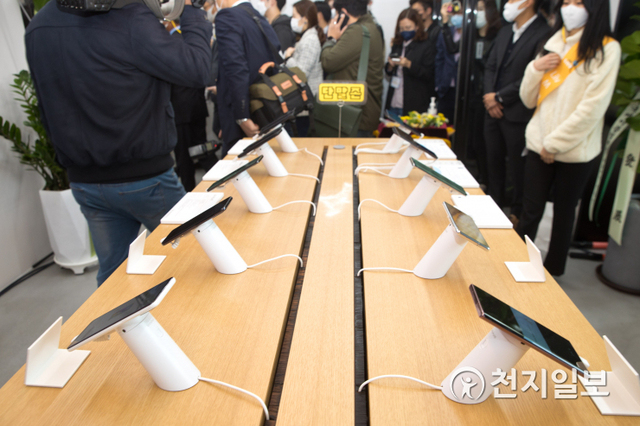 27일 열린 서울 서대문역 알뜰폰 전용홍보관 ‘알뜰폰 스퀘어’에 다양한 알뜰폰이 전시돼 있다. (제공: 과학기술정보통신부) ⓒ천지일보 2020.10.27