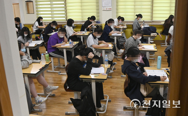 [천지일보=남승우 기자] 2022학년도 대학수학능력시험을 앞두고 마지막 9월 모의평가가 실시된 1일 서울 영등포구 여의도여자고등학교 고3 학생들이 1교시 시험을 준비하고 있다. ⓒ천지일보 2021.9.1