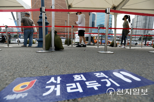 [천지일보=남승우 기자] 신종 코로나바이러스 감염증(코로나19) 신규 확진자가 1961명으로 집계된 2일 오전 서울역 광장에 마련된 임시 선별검사소에서 시민들이 코로나19 검사를 받기 위해 줄을 서서 기다리고 있다. ⓒ천지일보 2021.9.2