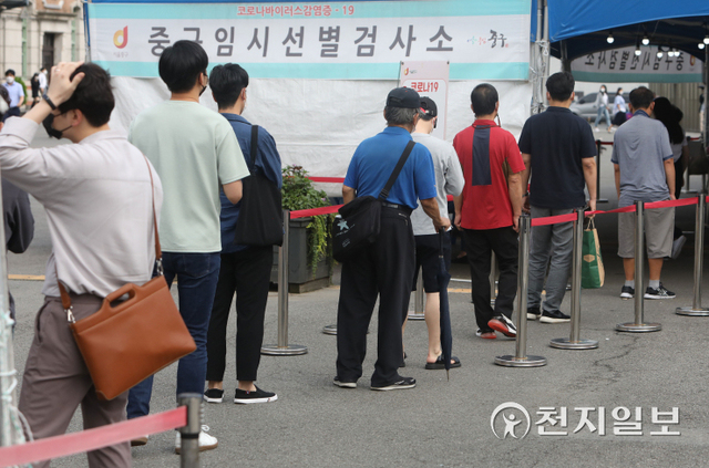 [천지일보=남승우 기자] 신종 코로나바이러스 감염증(코로나19) 신규 확진자가 1961명으로 집계된 2일 오전 서울역 광장에 마련된 임시 선별검사소에서 시민들이 코로나19 검사를 받기 위해 줄을 서서 기다리고 있다. ⓒ천지일보 2021.9.2