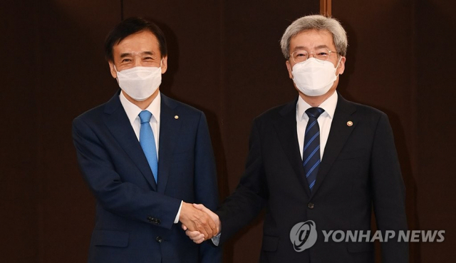 고승범 신임 금융위원장(오른쪽)과 이주열 한국은행 총재가 3일 오전 서울 중구 한국은행에서 열린 면담에 앞서 기념 촬영을 하고 있다. (출처: 연합뉴스)