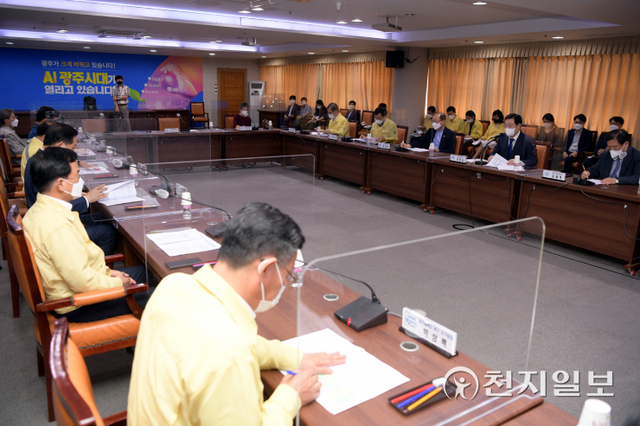 이용섭 광주시장이 3일 오전 시청 중회의실에서 열린 코로나19 지역사회 감염 확산 방지를 위한 민관공동대책위원회 회의에 참석해 관련 의견을 나누고 있다. (제공: 광주시청) ⓒ천지일보 2021.9.3