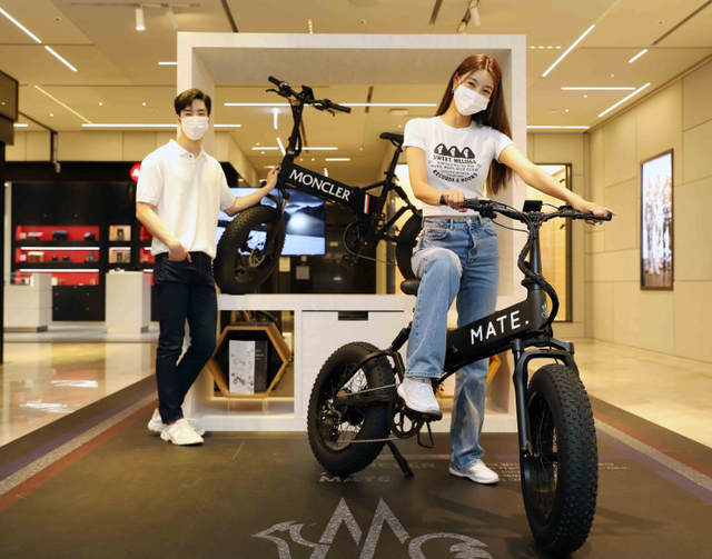 모델들이 3일 오전 신세계백화점 본점 6층에서 ‘몽클레르×메이트 전기 자전거’를 선보이고 있다. (제공: 신세계백화점)