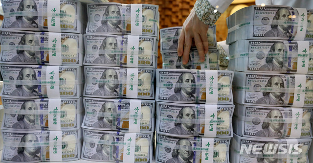 6월 외환보유액이 4541억 달러로 지난달에 비해 약 24억 달러 감소한 것으로 나타난 5일 오전 서울 중구 하나은행 위변조 대응센터에서 직원이 달러를 정리하고 있다. (출처: 뉴시스)