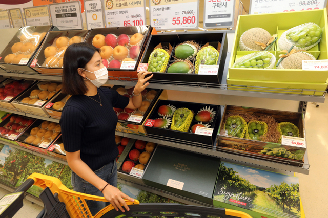 고객이 이마트에서 샤인머스캣 선물세트를 구매하고 있다. (제공: 이마트)