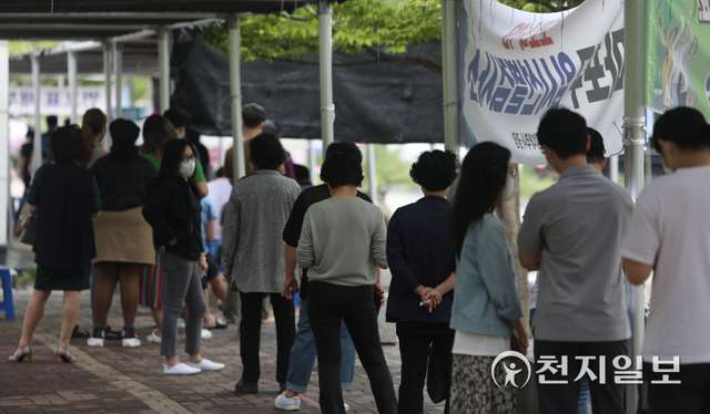 [천지일보=남승우 기자] 신종 코로나바이러스 감염증(코로나19) 신규 확진자가 2025명으로 집계된 1일 오후 서울 마포구 서강대역사 광장 임시 선별검사소에서 시민들이 코로나19 검사를 받기 위해 줄을 서서 기다리고 있다. ⓒ천지일보 2021.9.1