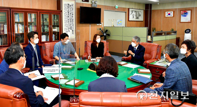 ‘경남진주혁신도시 고등학교 설립추진위원회’가 3일 경남도교육감을 만나 지역민 1만명의 염원이 담긴 서명부를 전달하고 간담회를 진행하고 있다. ⓒ천지일보 2021.9.3
