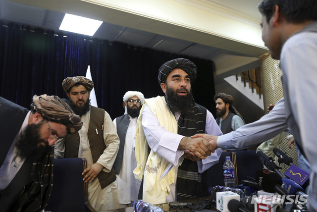 자비훌라 무자히드 탈레반 대변인이 지난달 17일(현지시간) 수도 카불 점령 후 첫 기자회견을 여는 모습. (출처: 뉴시스)