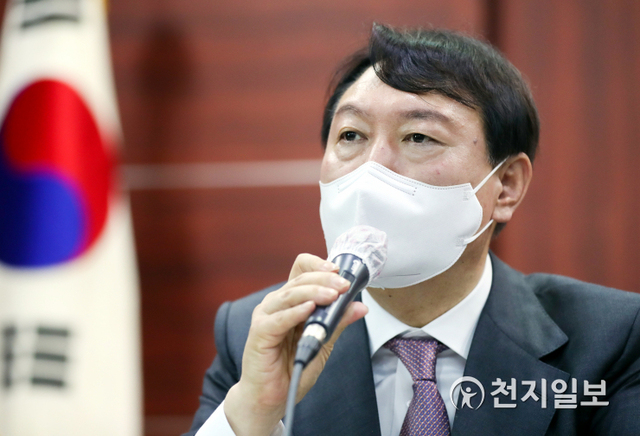 [천지일보=박준성 기자] 국민의힘 대선주자인 윤석열 전 검찰총장이 30일 충남 천안 동남구 국민의힘 충남도당을 방문해 당원과의 간담회에서 발언하고 있다. (제공: 윤석열 캠프) ⓒ천지일보 2021.8.30
