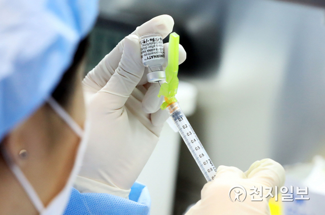 [천지일보=남승우 기자] 국내 신종 코로나바이러스 감염증(코로나19) 예방 접종 진행 100일을 하루 앞둔 4일 오후 서울 영등포 제1스포츠센터에 마련된 코로나19 제2예방접종센터에서 의료진이 화이자 백신을 소분하고 있다.ⓒ천지일보 2021.8.4
